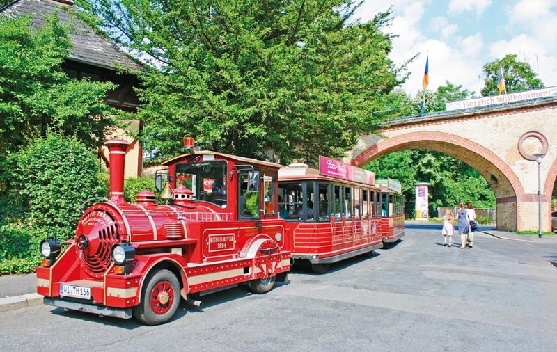 Impression der Stadtrundfahrt mit der Wiesbadener Touristikbahn "THermine" bei der Talstation der Nerobergbahn