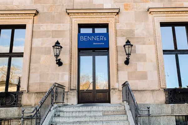 Hohe Eingangstür zu "BENNER´s Bistronomie" im Kurhaus Wiesbaden.