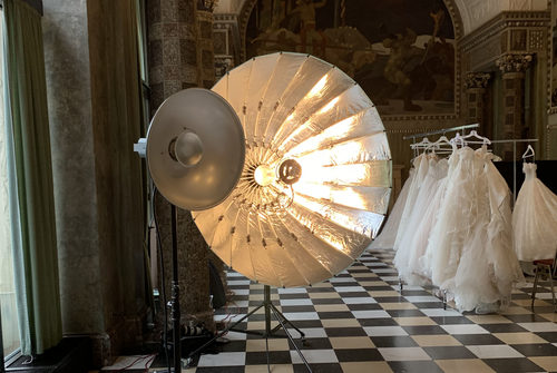 Muschelsaal Kurhaus - Beleuchtungsequipment Fotoshooting mit Kleiderstangen im Hintergrund