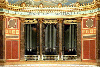 Frontalaufnahme der Orgelpfeifen im Friedrich-von-Thiersch-Saal im Kurhaus Wiesbaden