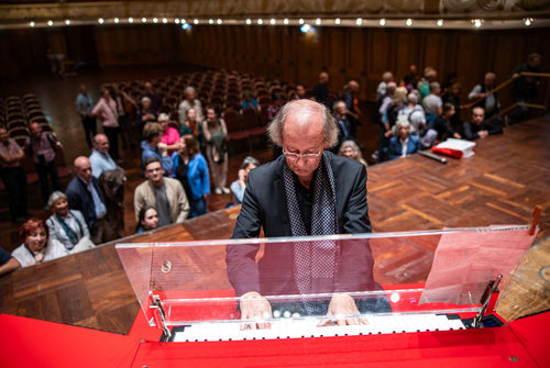 Frontalaufnahme der Orgelpfeifen im Friedrich-von-Thiersch-Saal im Kurhaus Wiesbaden