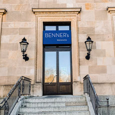 Hohe Eingangstür zu "Benner‘s Bistronomie" im Kurhaus Wiesbaden.