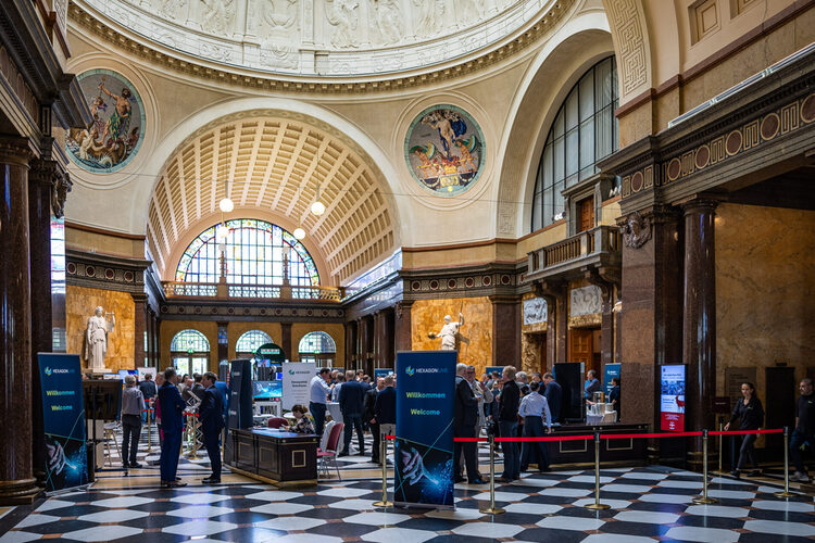Veranstaltungsteilnehmer im Kurhaus Foyer