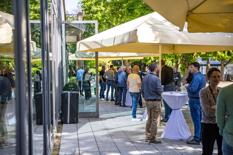 Veranstaltungsteilnehmer auf einer Terasse im Kurhaus Wiesbaden