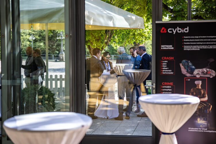 Veranstaltungsteilnehmer auf einer Terasse im Kurhaus Wiesbaden