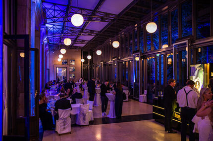 Gäste in einem Raum mit dem Catering