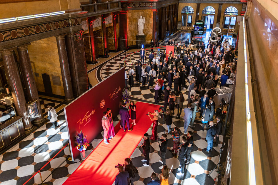 Veranstaltungsteilnehmer im Kurhaus Foyer