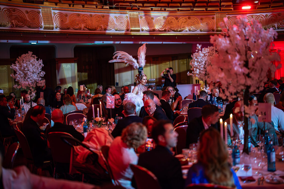 Veranstaltungsteilnehmer während einer Galaveranstaltung im Kuhaus Saal