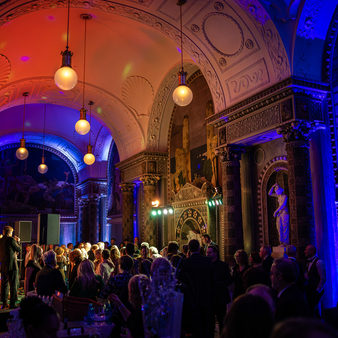 Veranstaltungsteilnehmer tanzen im Kuhaus Saal