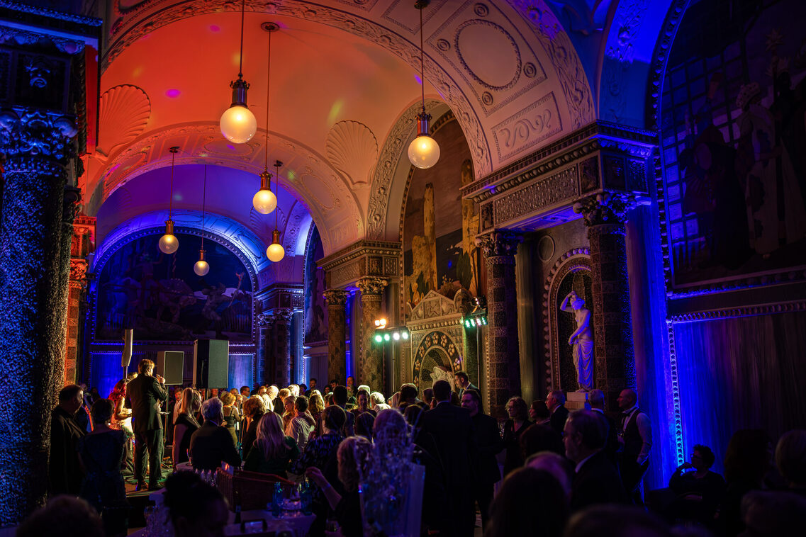 Veranstaltungsteilnehmer tanzen im Kuhaus Saal