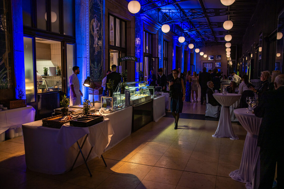 Veranstaltungsteilnehmer im Kurhaus im Cateringbereich