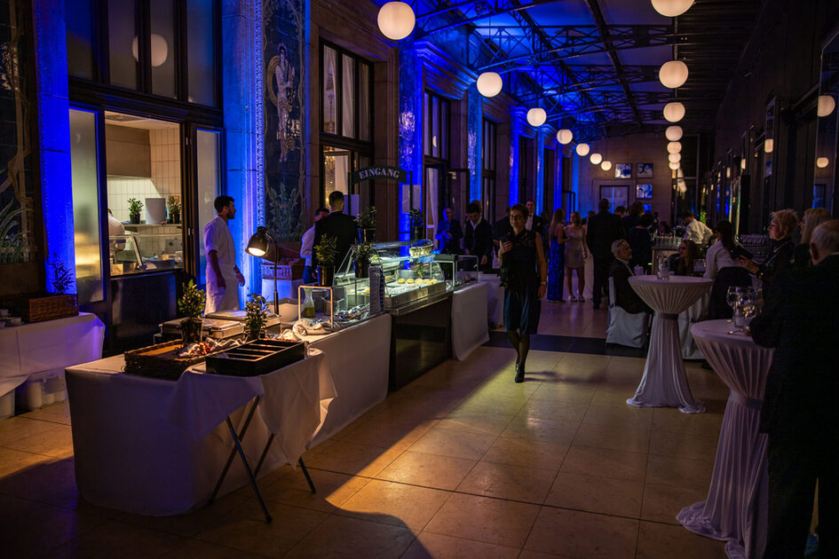 Veranstaltungsteilnehmer im Kurhaus im Cateringbereich