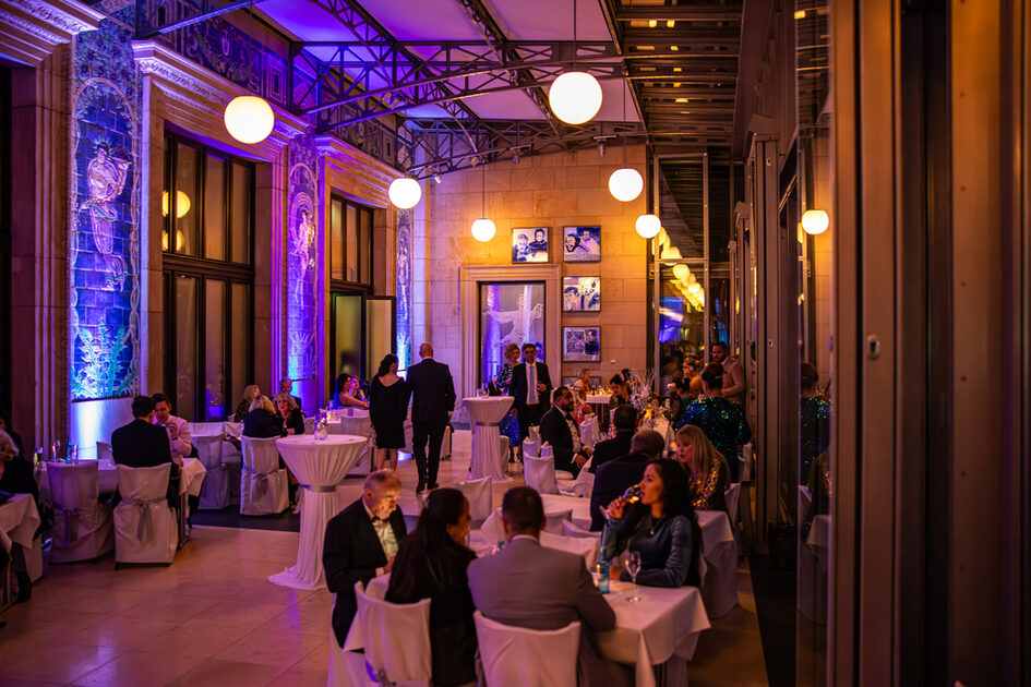 Veranstaltungsteilnehmer im Kurhaus während einer Abendveranstaltung