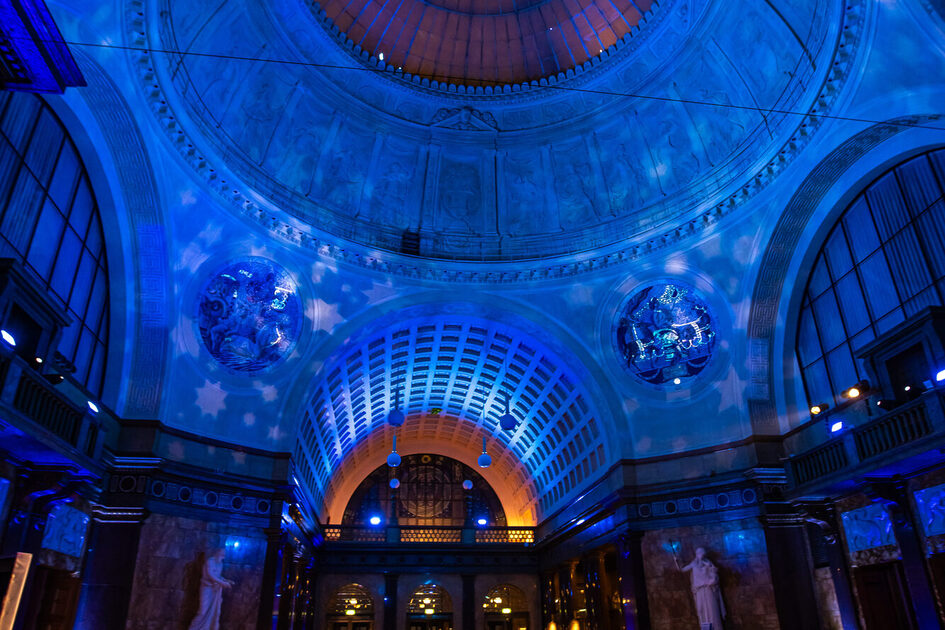 Veranstaltungsgäste im Foyer im Kurhaus