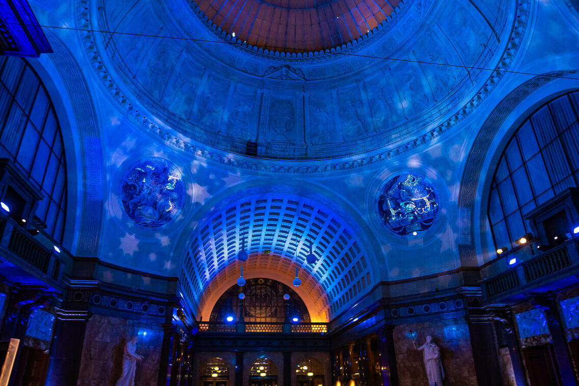Veranstaltungsgäste im Foyer im Kurhaus