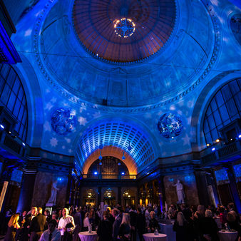 Veranstaltungsgäste im Foyer im Kurhaus