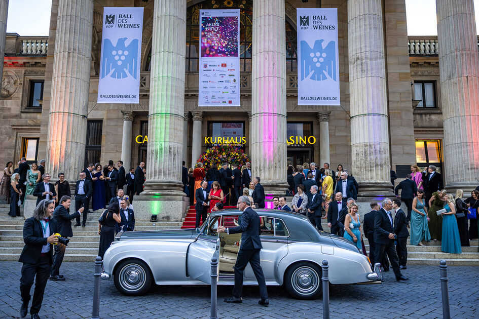 A man gets out of the car in front of the Kurhaus