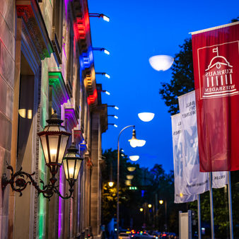 Fahnen vor dem Kurhaus in einer Abendbeleuchtung