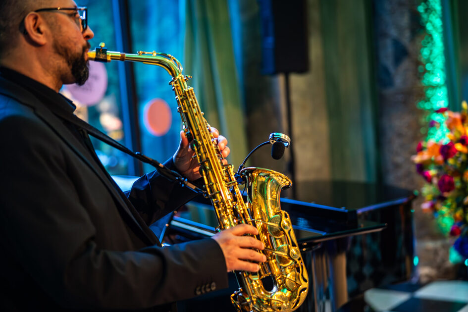 A man plays the saksophone