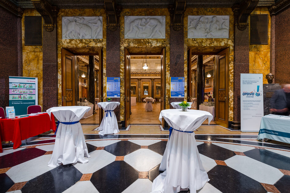 Бар маси във фоайето на Kurhaus Wiesbaden