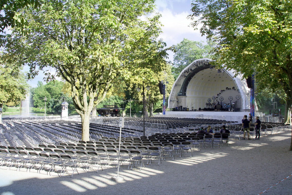 Konzertplatz mit Bestuhlung im Kurpark Wiesbaden