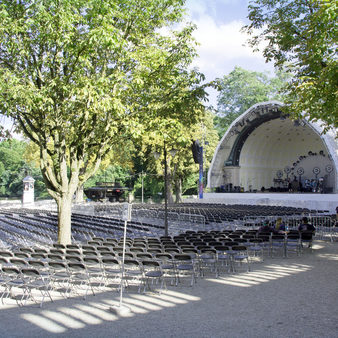 Konzertplatz mit Bestuhlung im Kurpark Wiesbaden