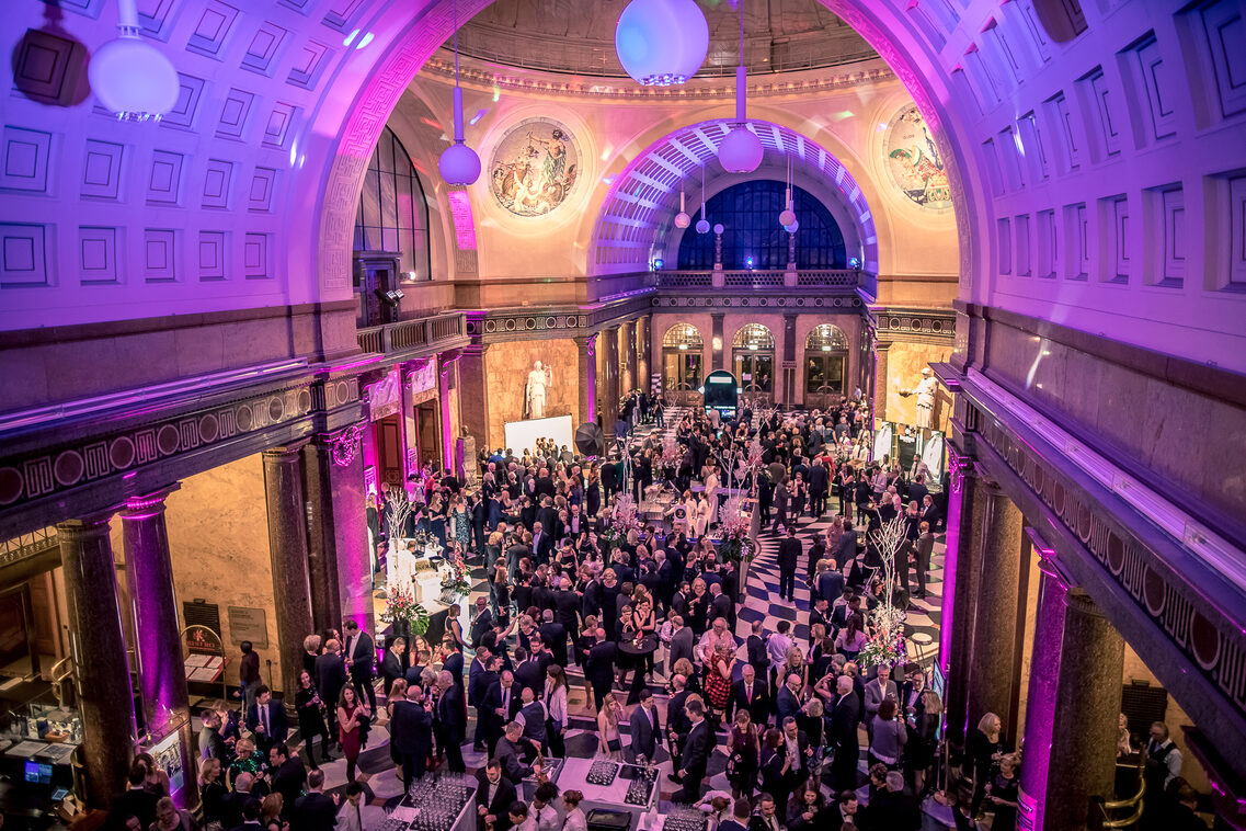 Veranstaltungsgäste im Foyer Kurhaus Wiesbaden