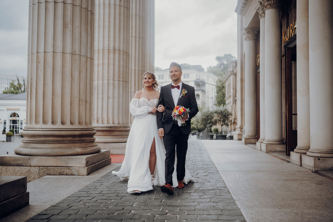 A wedding couple in front of the Kurhaus