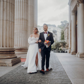 Ein Hochzeitspaar vor dem Kurhaus