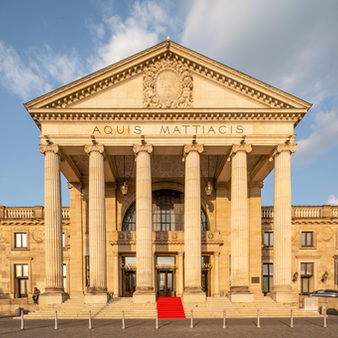 Frontalansicht Haupteingang des Kurhaus Wiesbaden