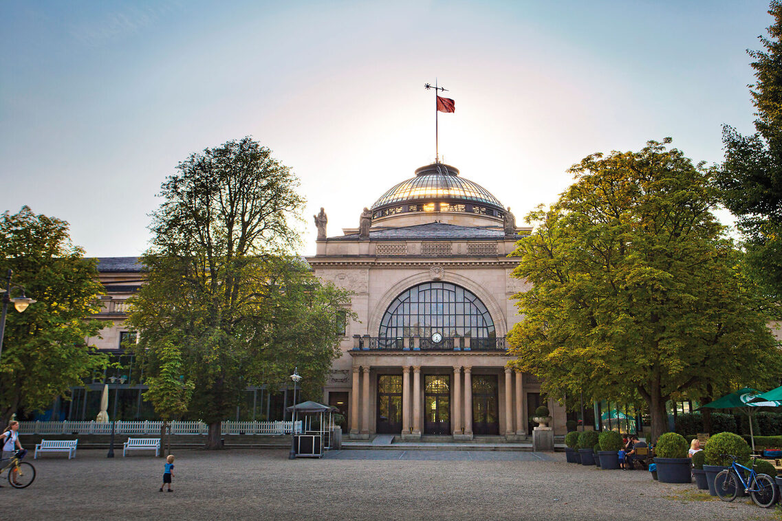 Concert square with a view of the east entrance to the Kurhaus