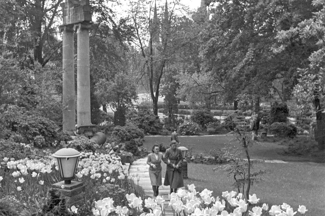 Schwarz-weiß-Fotoaufnahme um 1960 zeigt Kurpark mit üppiger Blumenpracht.