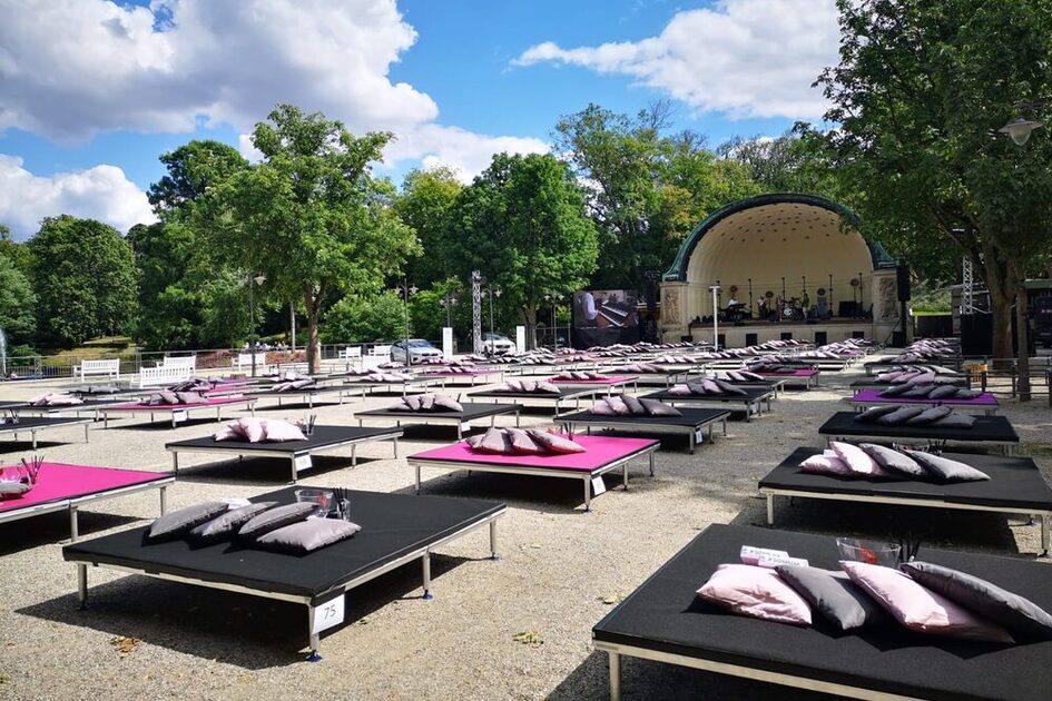 Concert area with concert shell in the spa gardens - Corona-compliant concert with focus on the seating islands for visitors