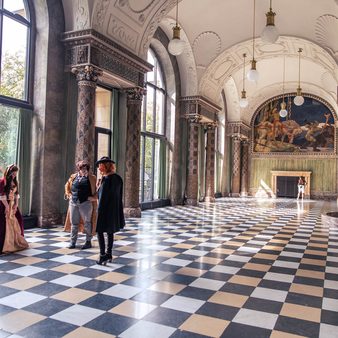 Zwei Männer und eine Frau in einem Cosplay-Kostüm im Kurhaus