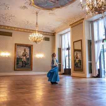 Eine Frau in einem Cosplay-Kostüm im Kurhaus