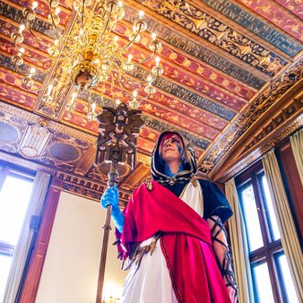 Ein Mann in einem Cosplay-Kostüm im Kurhaus