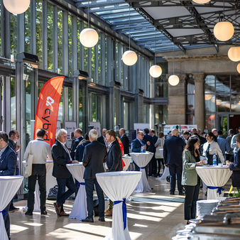 Veranstaltungsgäste im Kurhaus während einer Pause