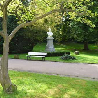 Eine weiße Sitzbank im Park