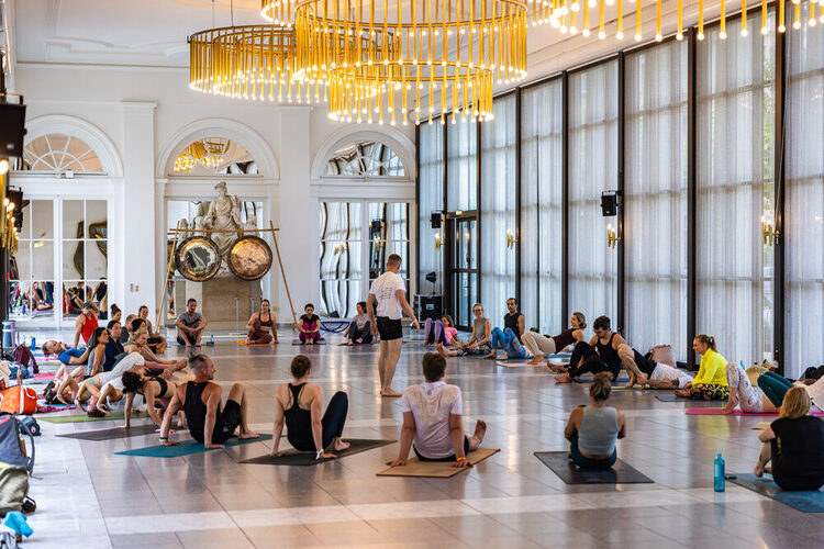 Veranstaltungsgäste machen eine Pause und sitzen an der Treppe