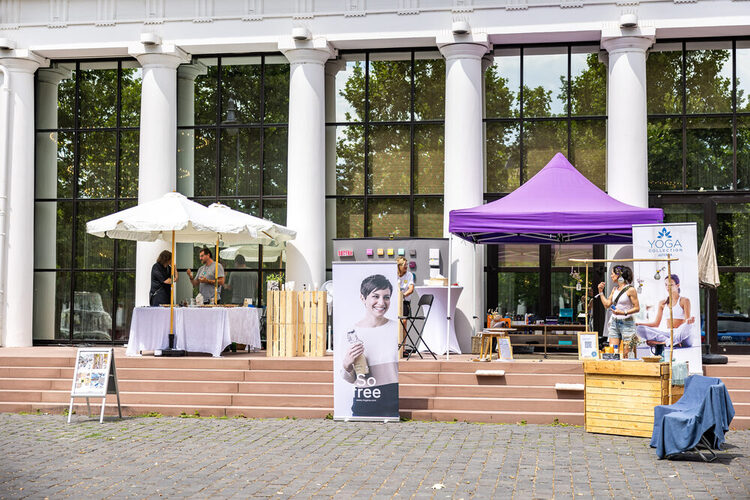 Messestand am Eingang in die Kurhaus Kolonnaden