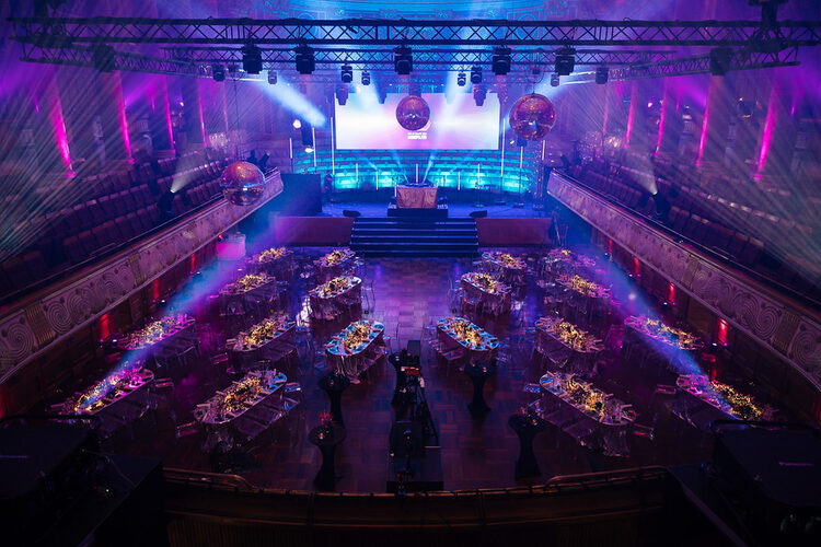 Gala Bestuhlung im Friedrich von Thiersch Saal im Kurhaus mit Abendbeleuchtung