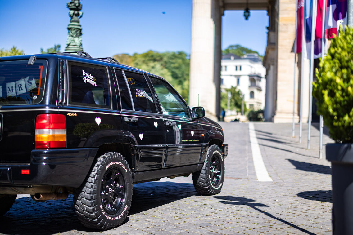 A car in front of the entrance to the Kurhaus
