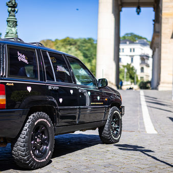 Ein Auto vor dem Eingang ins Kurhaus