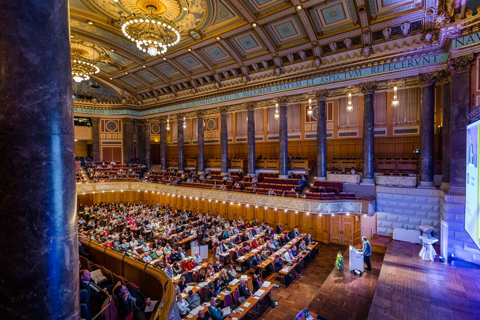 Friedrich-von-Thiersch-Saal Kurhaus - Конференция с парламентарни места в залите