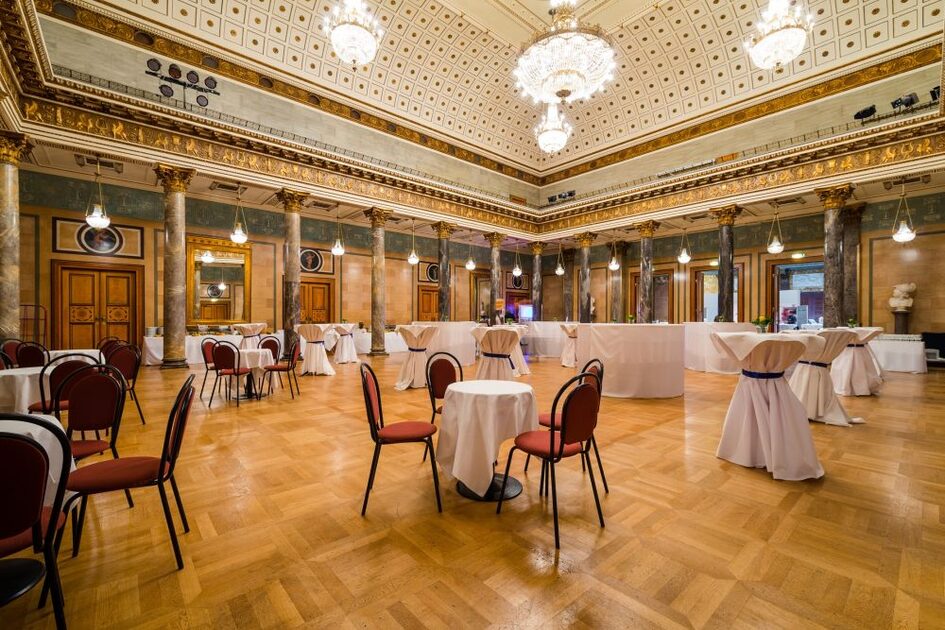 Christian-Zais-Saal Kurhaus - смесени места за сядане с маси за правостоящи и бистро