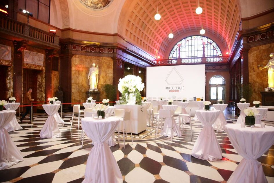 Прием във фоайето на Kurhaus Wiesbaden - бар маси с флорална украса и празнично осветление