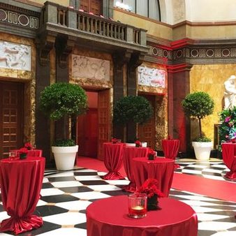 festlicher Empfang im Foyer des Kurhaus Wiesbaden - Stehtische mit Blumenschmuck und rotem Teppich
