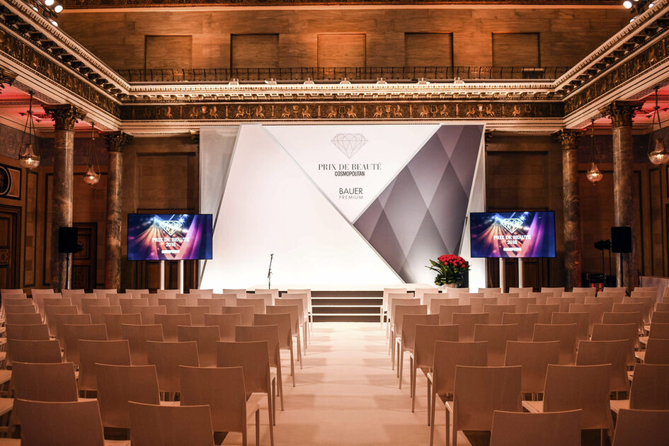 Christian-Zais-Saal в Курхаус - места в редица с изглед към сцената