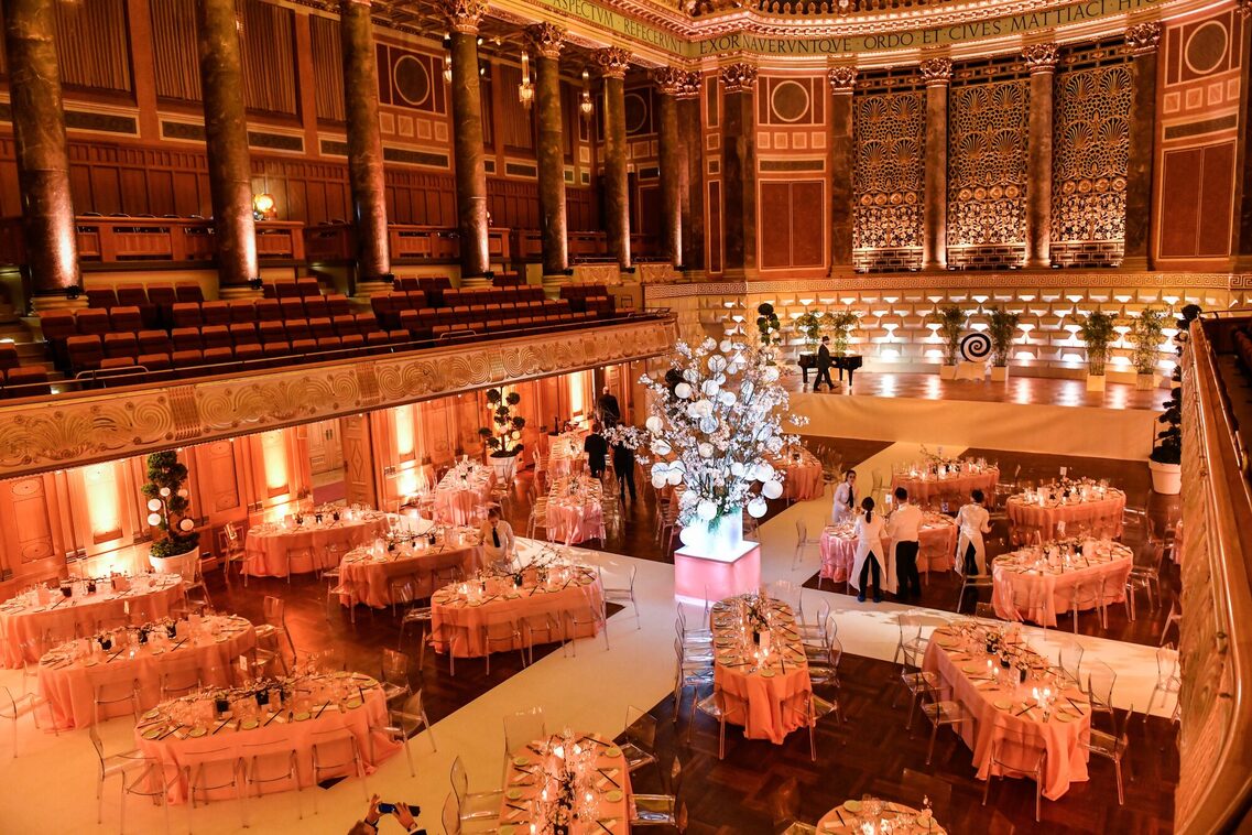 Friedrich-von-Thiersch-Saal Kurhaus - Gala with table setting in the parquet. Pathways with carpets and tall decorative shrub in the center.