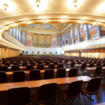 Friedrich-von-Thiersch-Saal Kurhaus - parlamentarische Bestuhlung im Parkett mit Blick zur Bühne